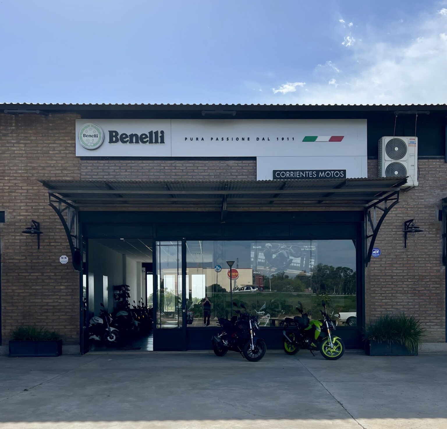 Fachada de Benelli Store Corrientes Motos Río Cuarto, en el complejo Mercomax
