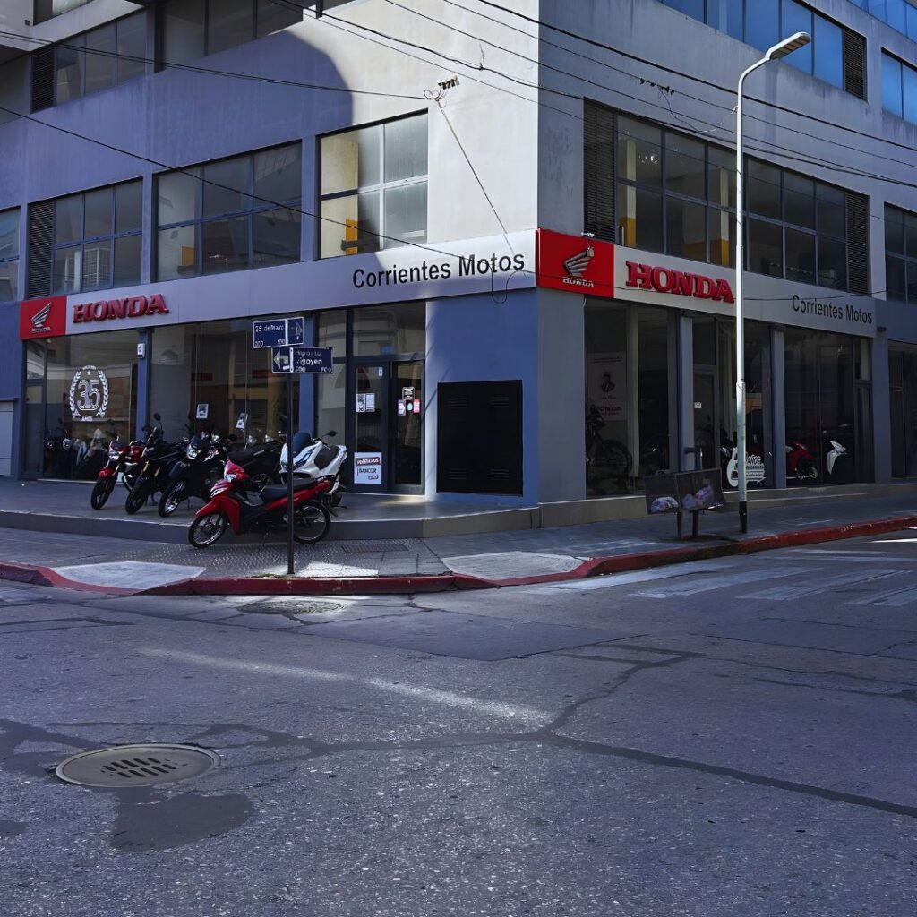 Fachada de Honda Corrientes Motos Río Cuarto, en Hipólito Yrigoyen 605 esq. Baigorria